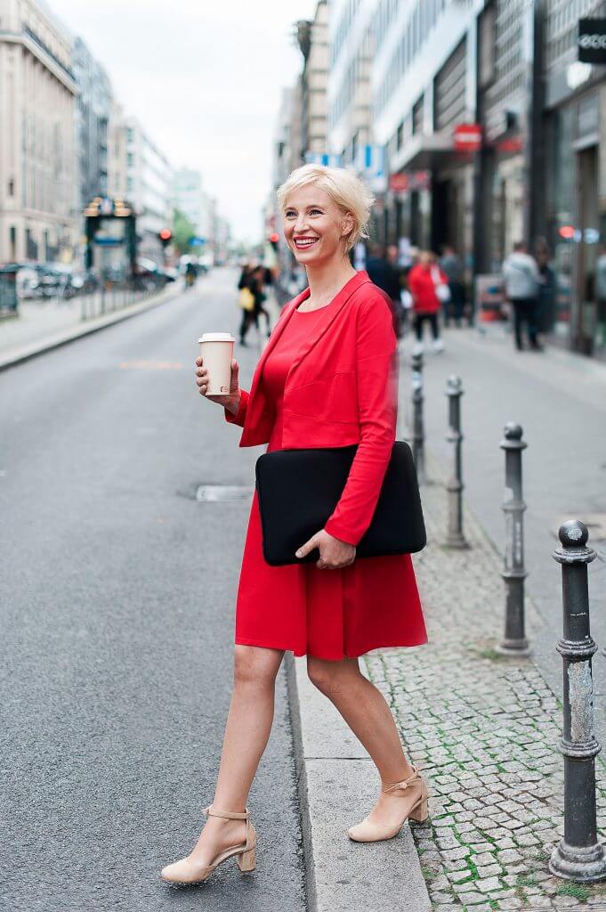 Katrin Friedel Botschafterin für Glück im roten Kleid in Berlin