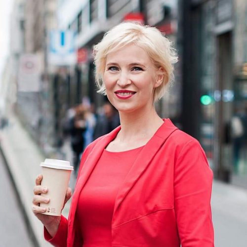 Katrin Friedel Botschafterin für Glück im roten Kleid in Berlin